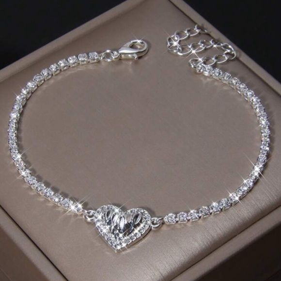 Jewelry - Elegant Silver Heart Rhinestone Bracelet